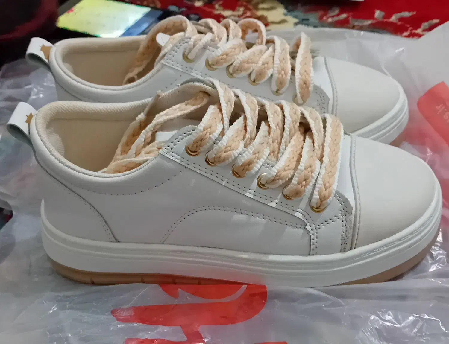 کفش|کیف، کفش، کمربند|تاکستان, |دیوار