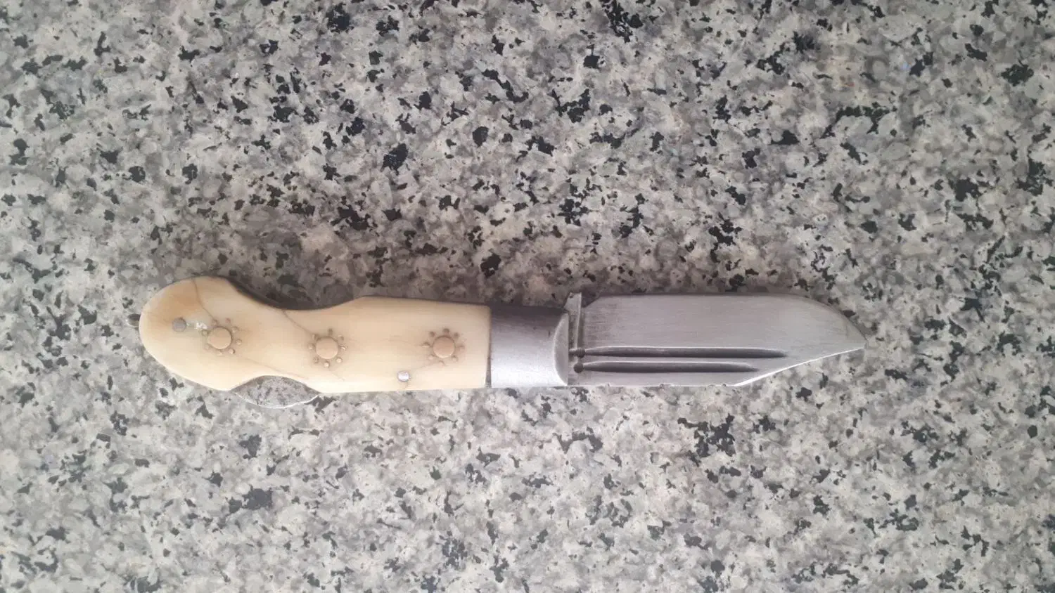 چاقوی بابا|کلکسیون اشیاء عتیقه|ارومیه, |دیوار