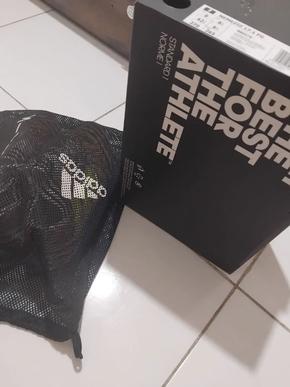 کفش فوتبال آدیداس کلاس A|کیف، کفش، کمربند|اندیشه, اندیشه فاز ۱|دیوار