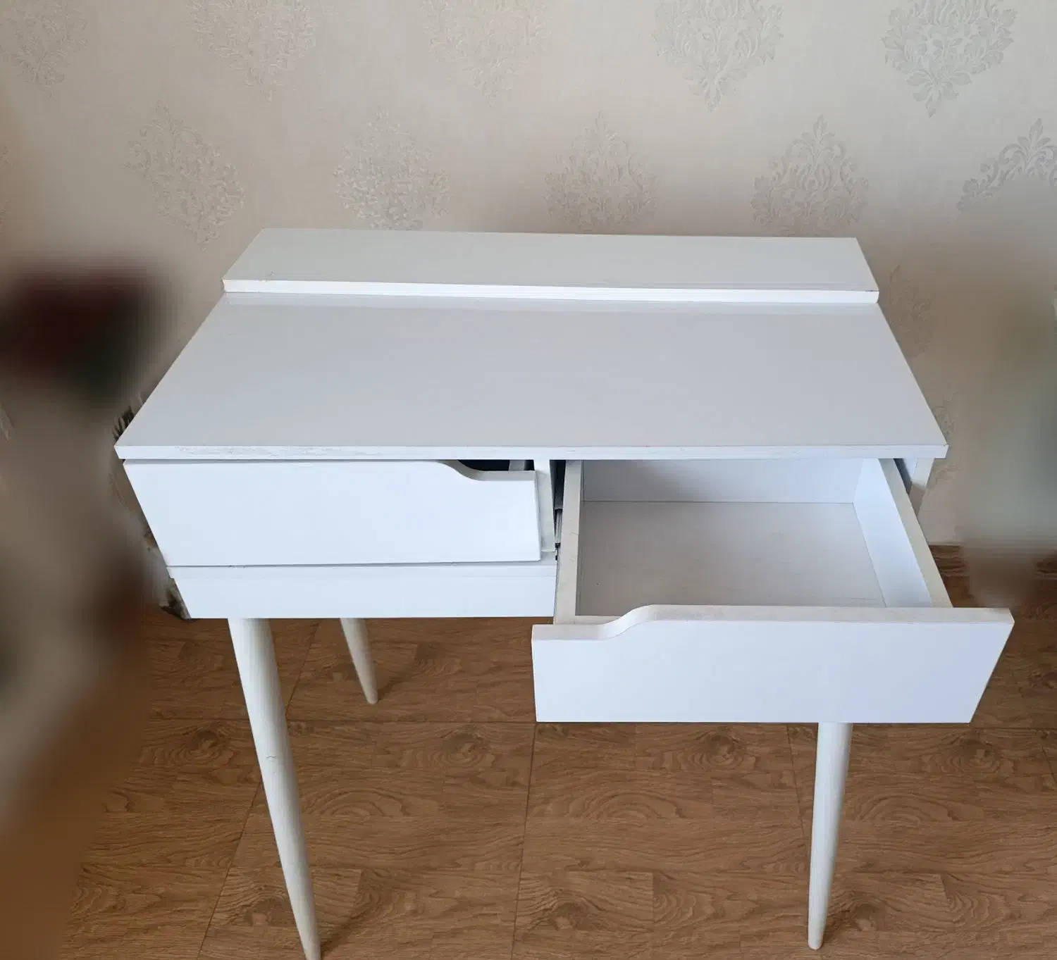 میز آرایش|تخت و سرویس خواب|خمام, |دیوار