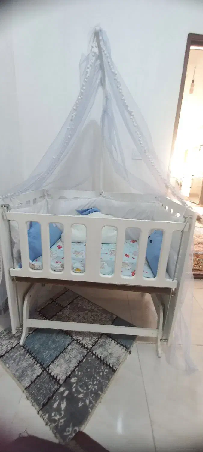 تخت خواب نوازد کنار مادر . گهواره ای|تخت و سرویس خواب|پاکدشت, پارچین|دیوار