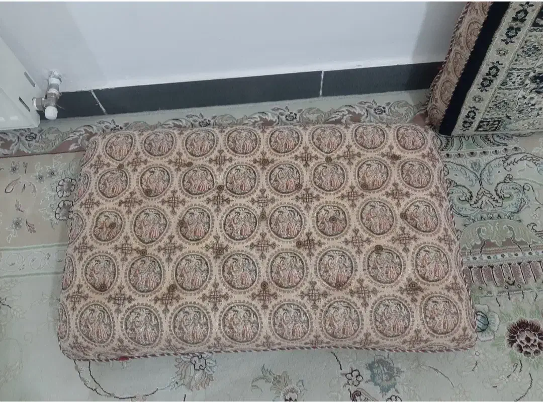 ۶ عدد پشتی فرش ماشینی در حد نو بدون پارگی|پشتی|صحنه, |دیوار