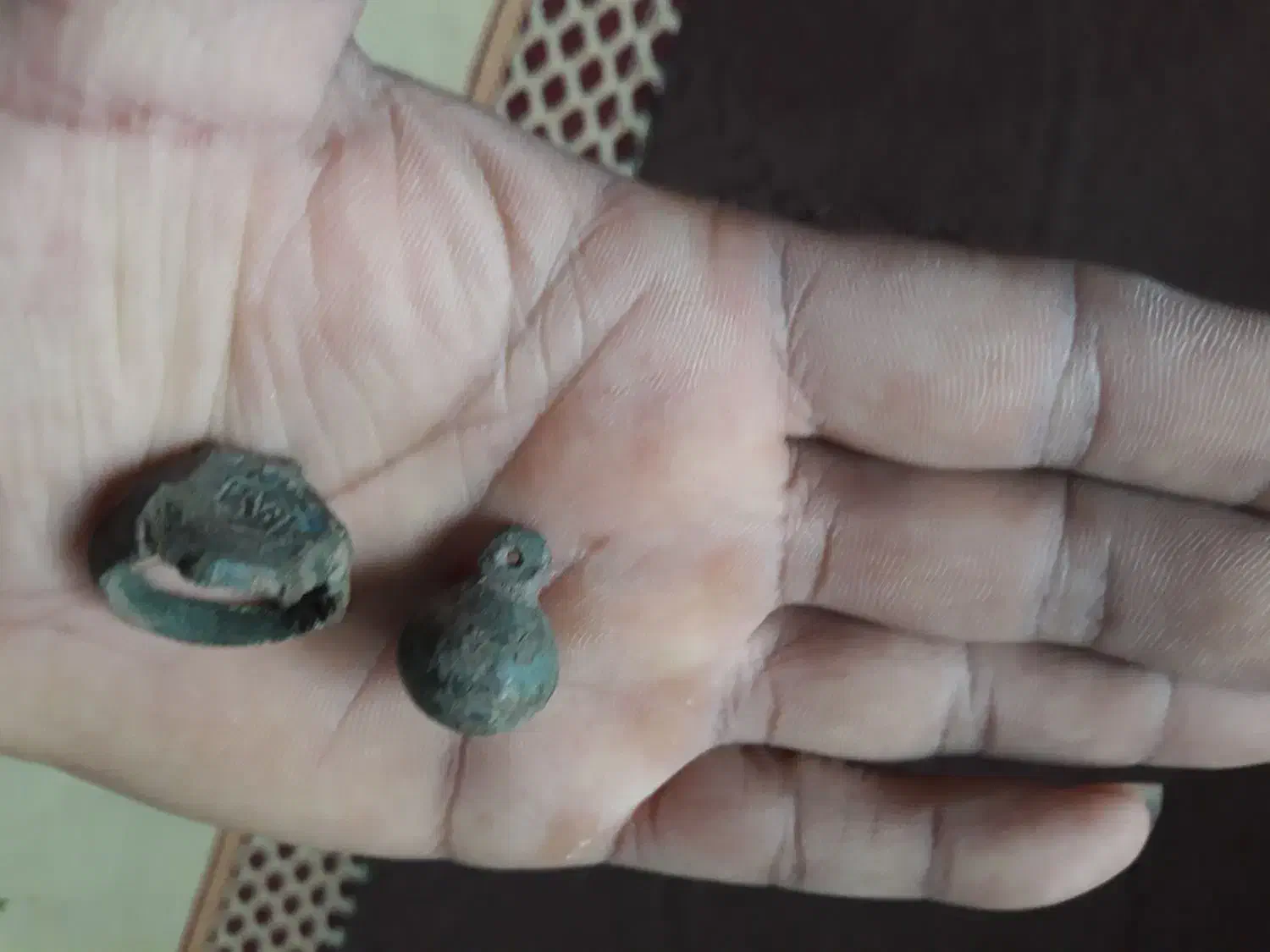 انگشتروزنگوله دوعددگردنی سلجوقی|کلکسیون اشیاء عتیقه|گنبد کاووس, |دیوار