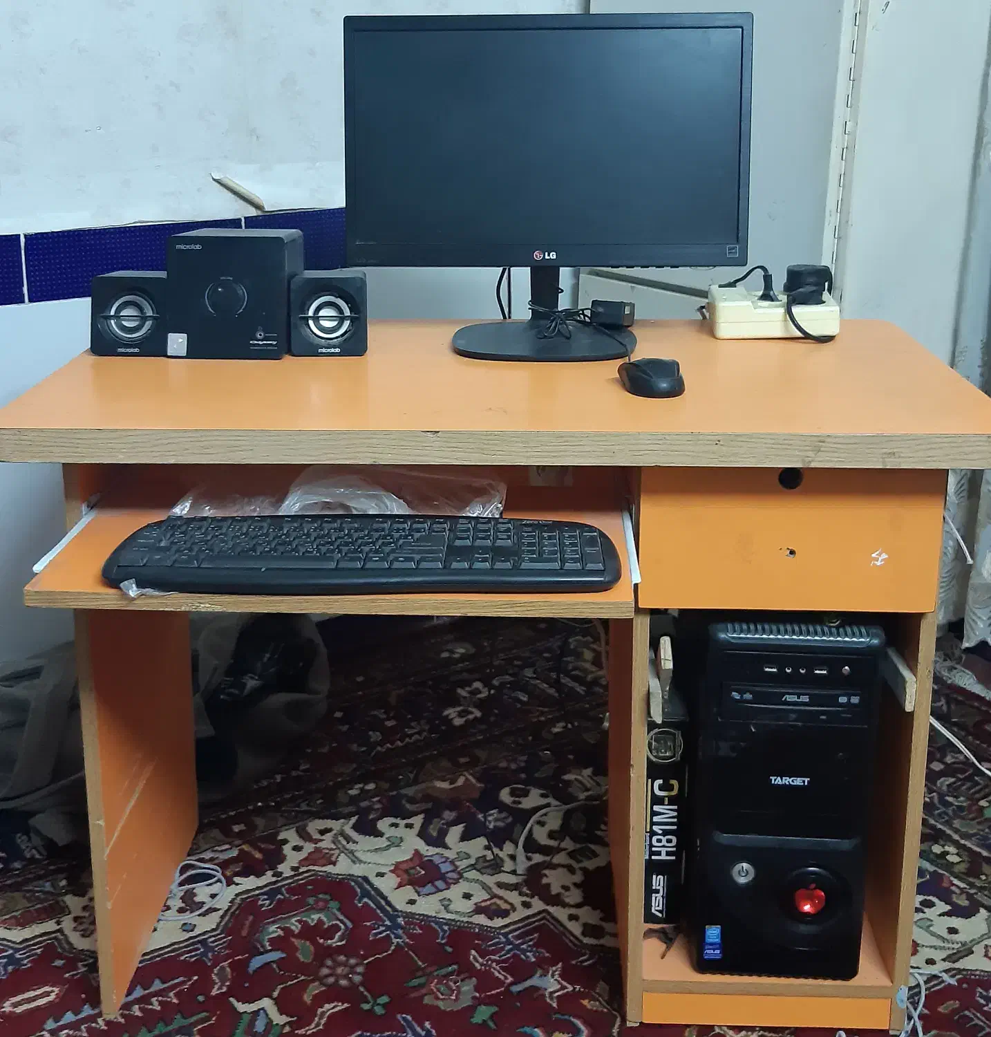 کامپیوتر همراه با میز|رایانه رومیزی|بناب, |دیوار