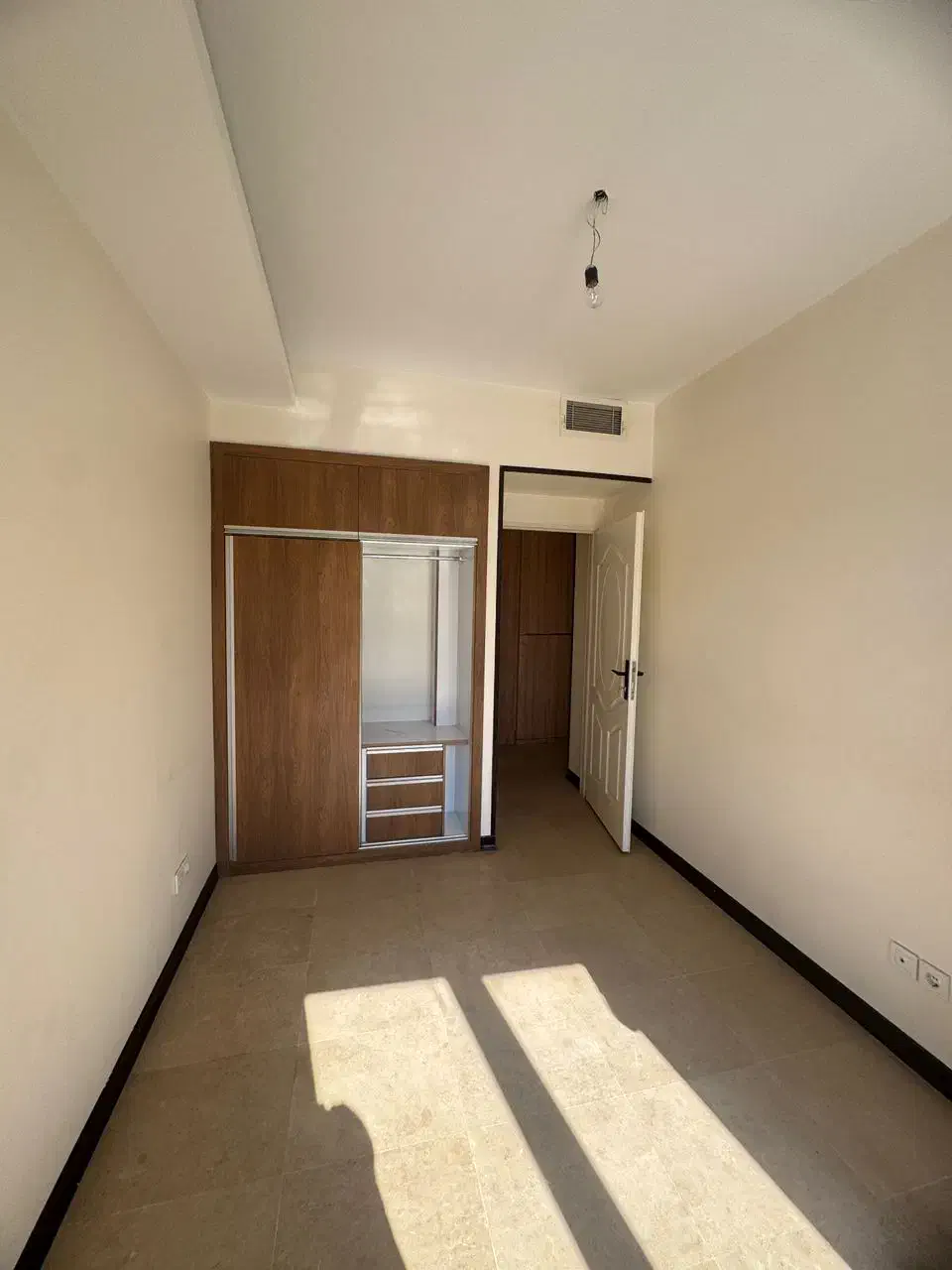 ۱۰۵متری/۲خوابه/غرق‌نور/میدان ملت