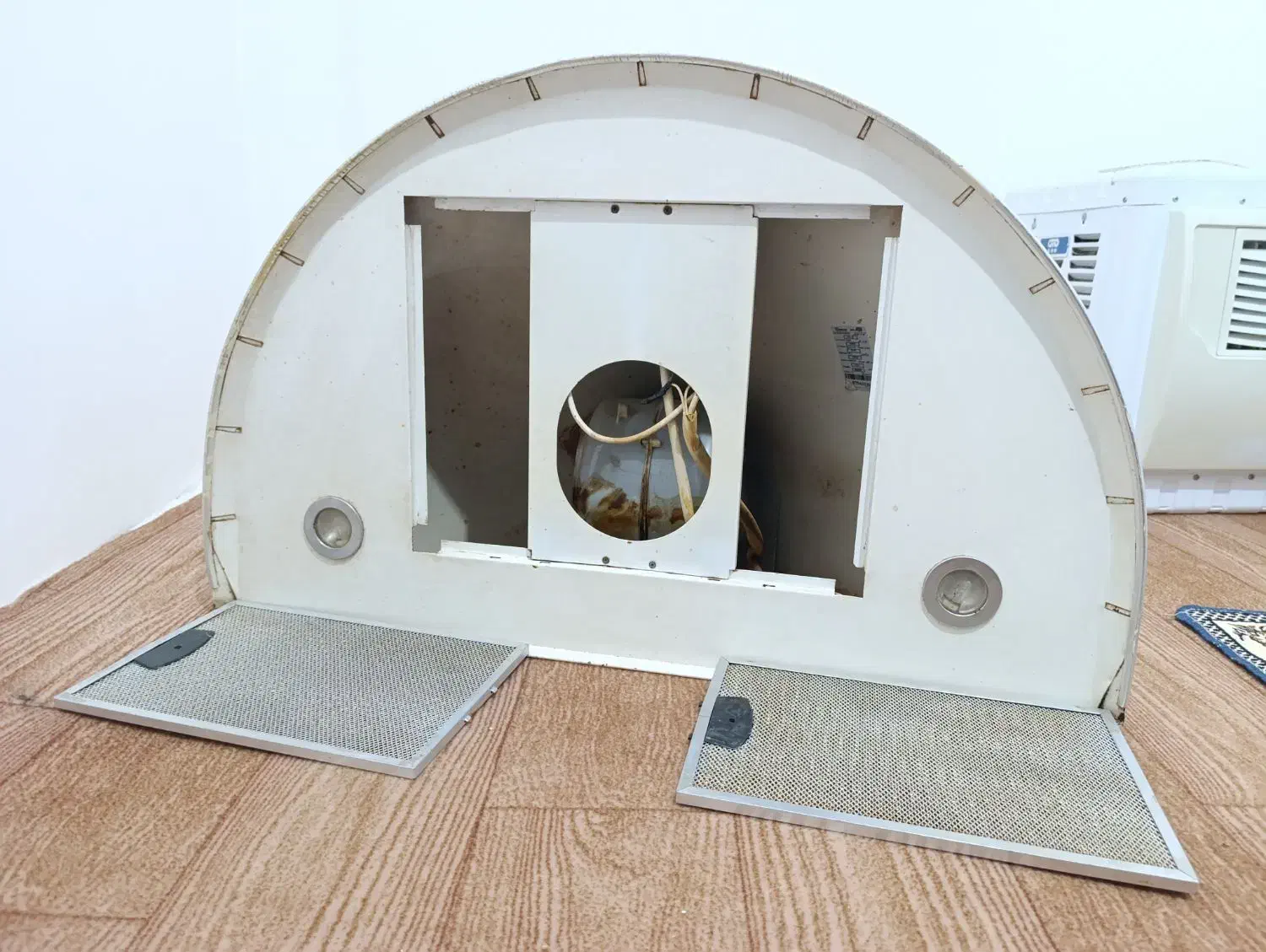 هود سالم|هود|سراب, |دیوار