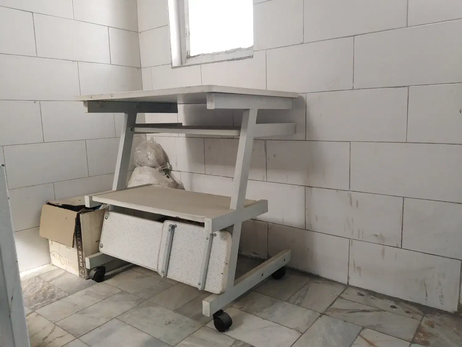 دو میز کامپیوتر یکی تمام چوبی و یکی سفید فلز وچوب|میز تحریر و کامپیوتر|تهران, ارم|دیوار