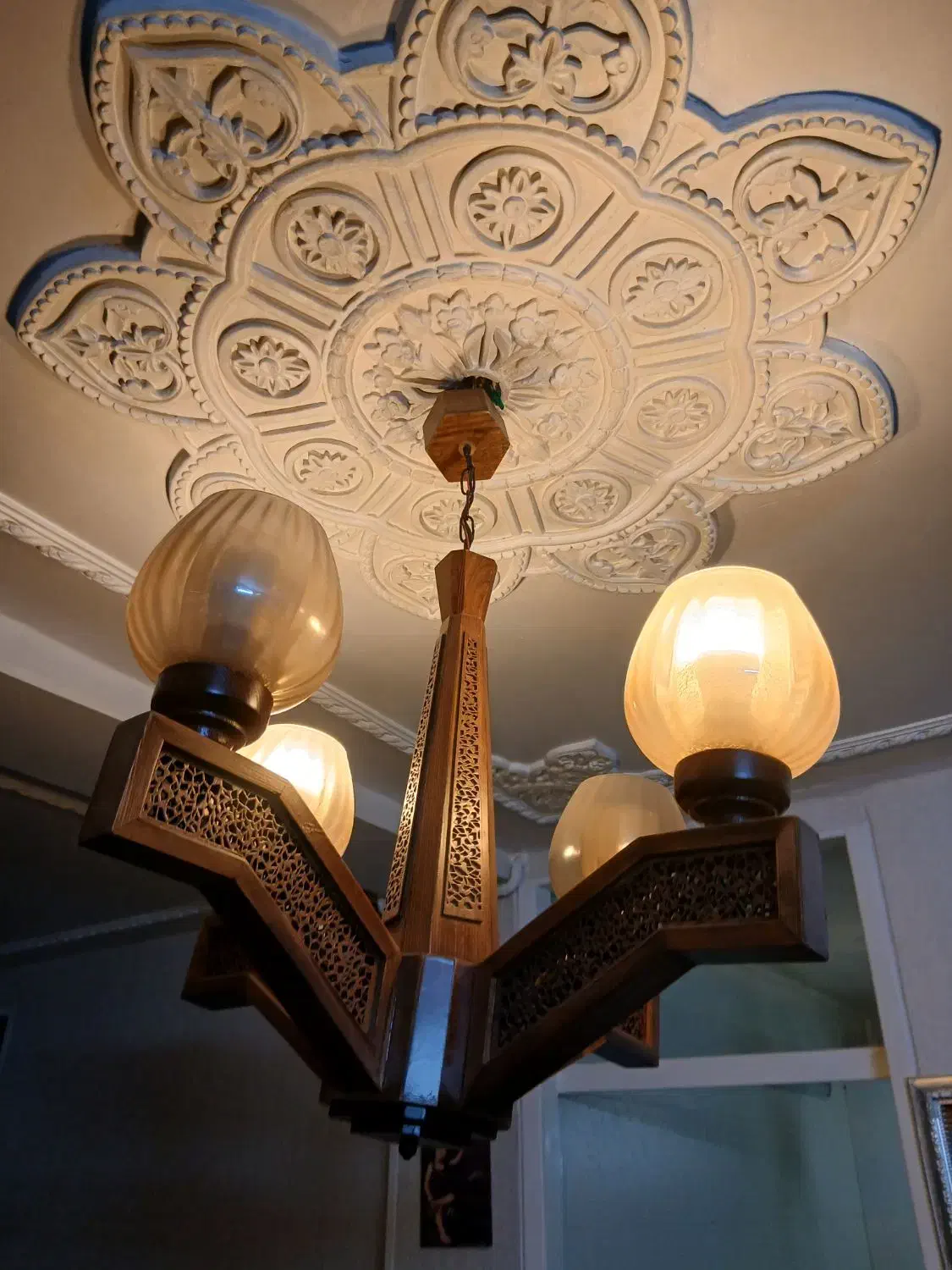 لوستر چهارشاخه چوبی|لوستر و چراغ آویز|ری, سیزده آبان|دیوار