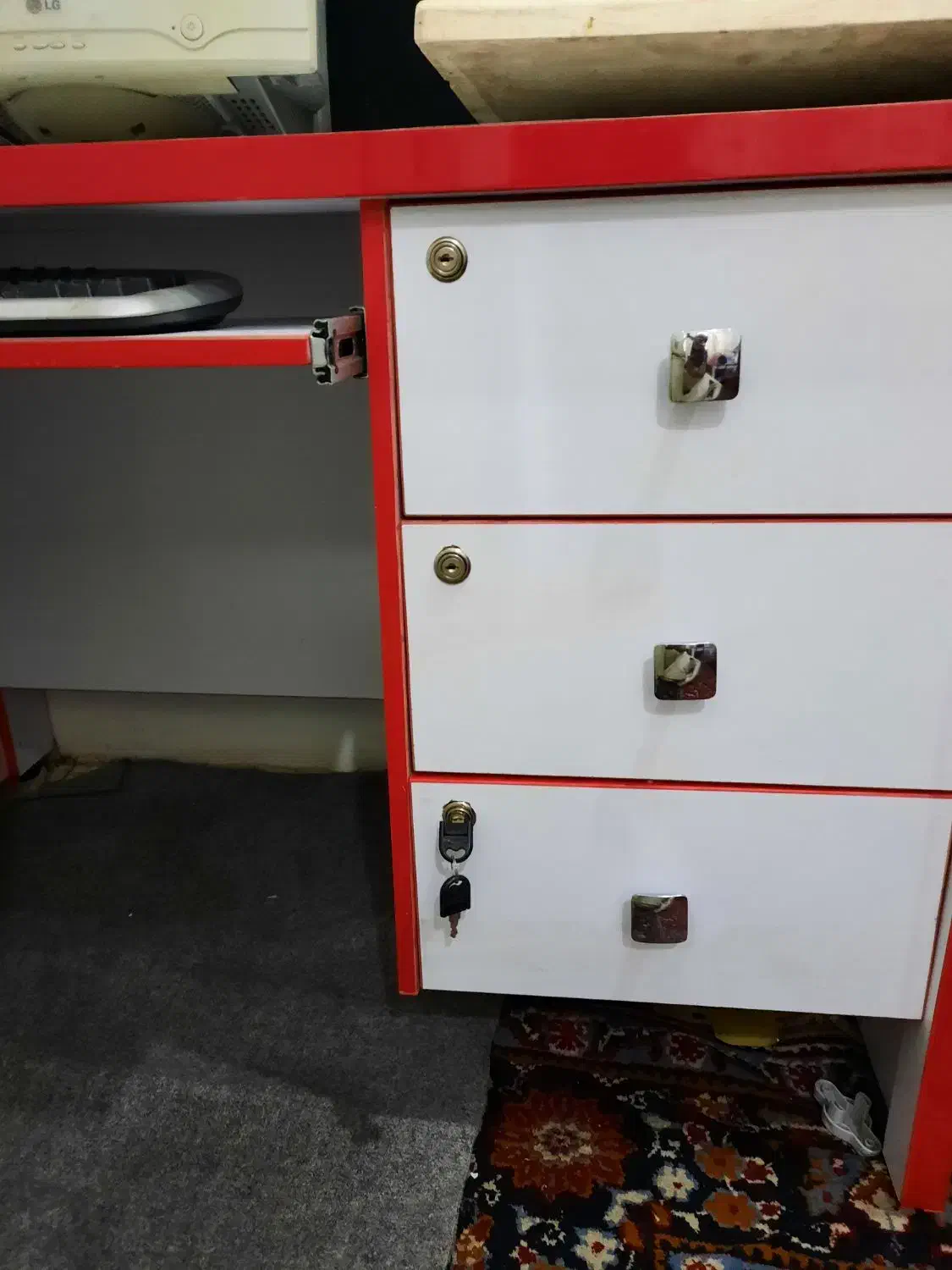 فروش میز کامپیوتر تمیز و سالم|میز تحریر و کامپیوتر|لاهیجان, کوی خزر|دیوار