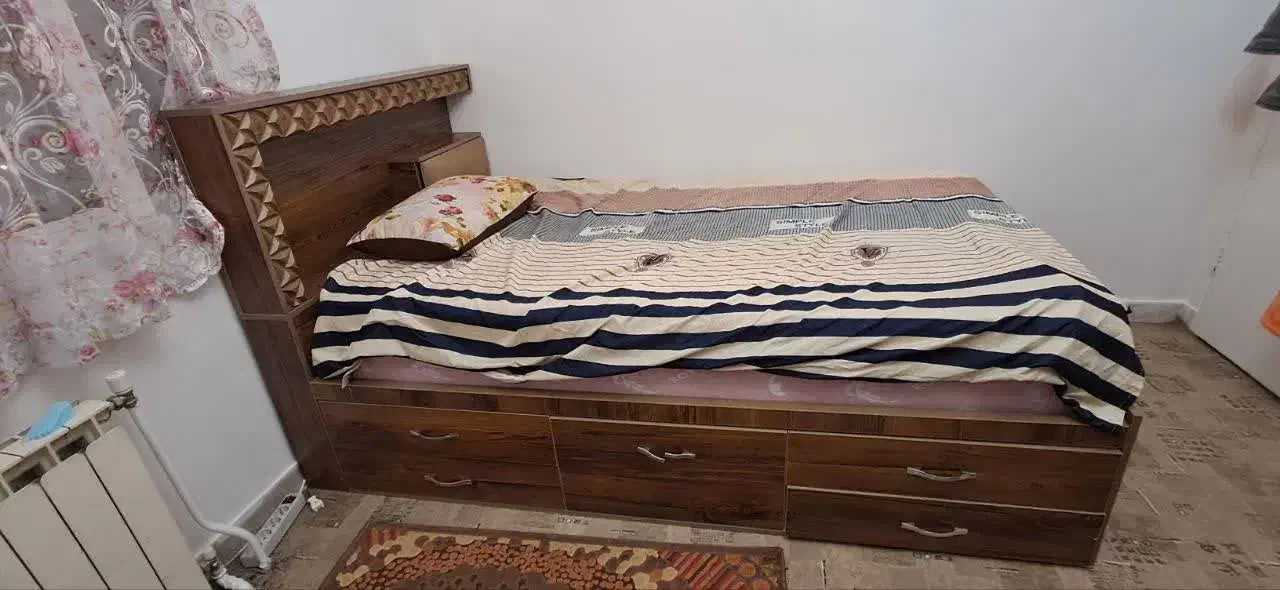 تخت خواب تکنفره بزرگ همراه با تشک.|تخت و سرویس خواب|تهران, مینی‌سیتی (شهرک نفت)|دیوار