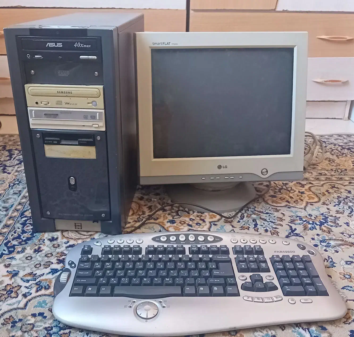 مانیتور و کیس|رایانه رومیزی|پرند, فاز ۳|دیوار