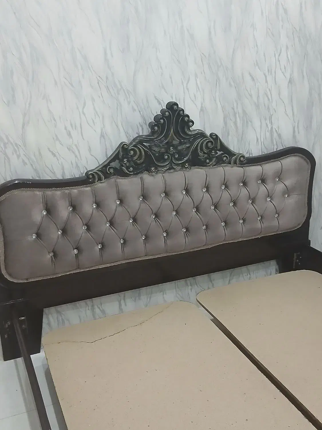 تخت خواب دونفره با دلاور و آینه|تخت و سرویس خواب|پرند, فاز ۱|دیوار