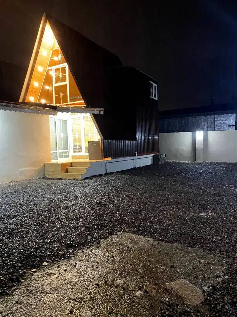 کلبه چوبی سوئیسی|اجارهٔ کوتاه‌مدت ویلا و باغ|بندر انزلی, گیلار|دیوار