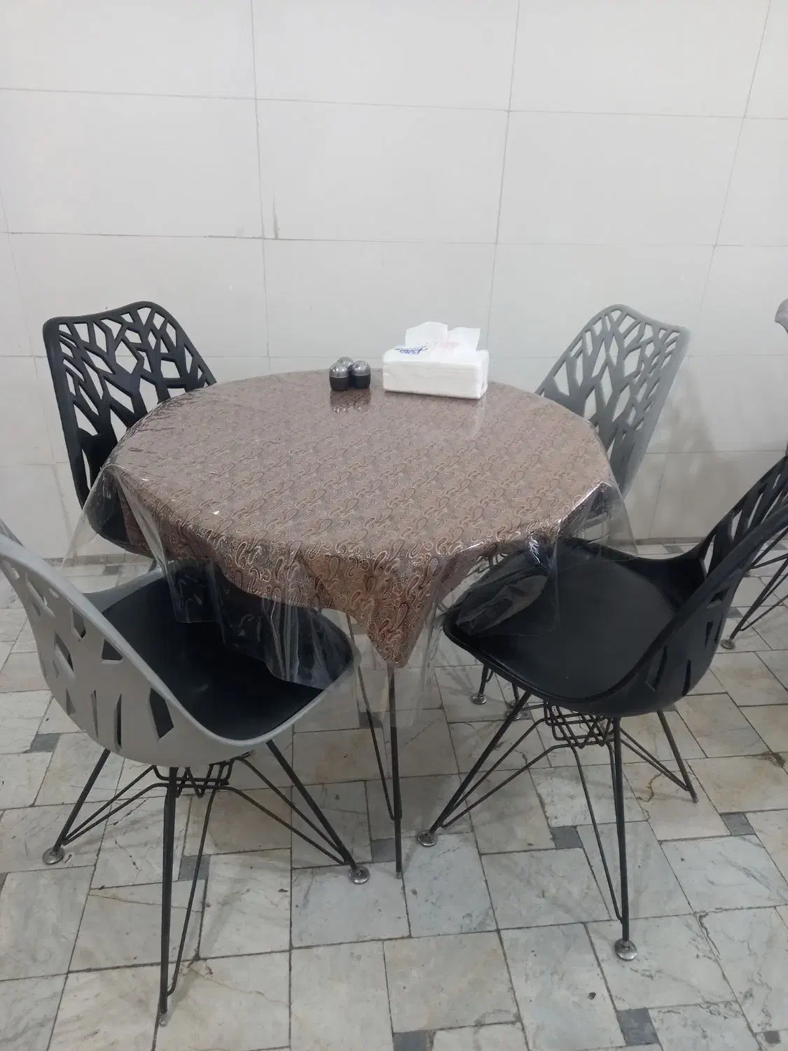 فروش فوری|میز و صندلی غذاخوری|قم, شهرک امام حسن|دیوار