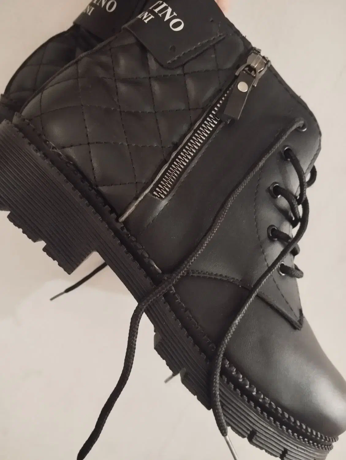 پوتین|کیف، کفش، کمربند|باغستان, |دیوار