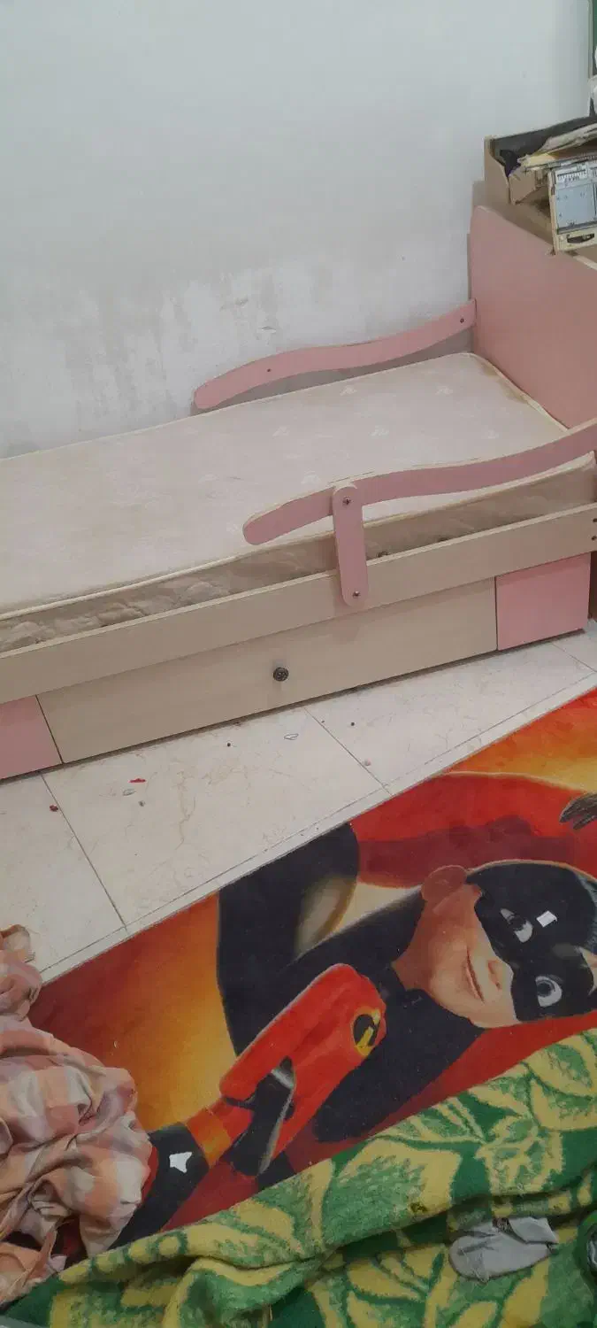 تخت خواب بچه گانه|تخت و صندلی بچه|قم, مسجد امام حسن|دیوار