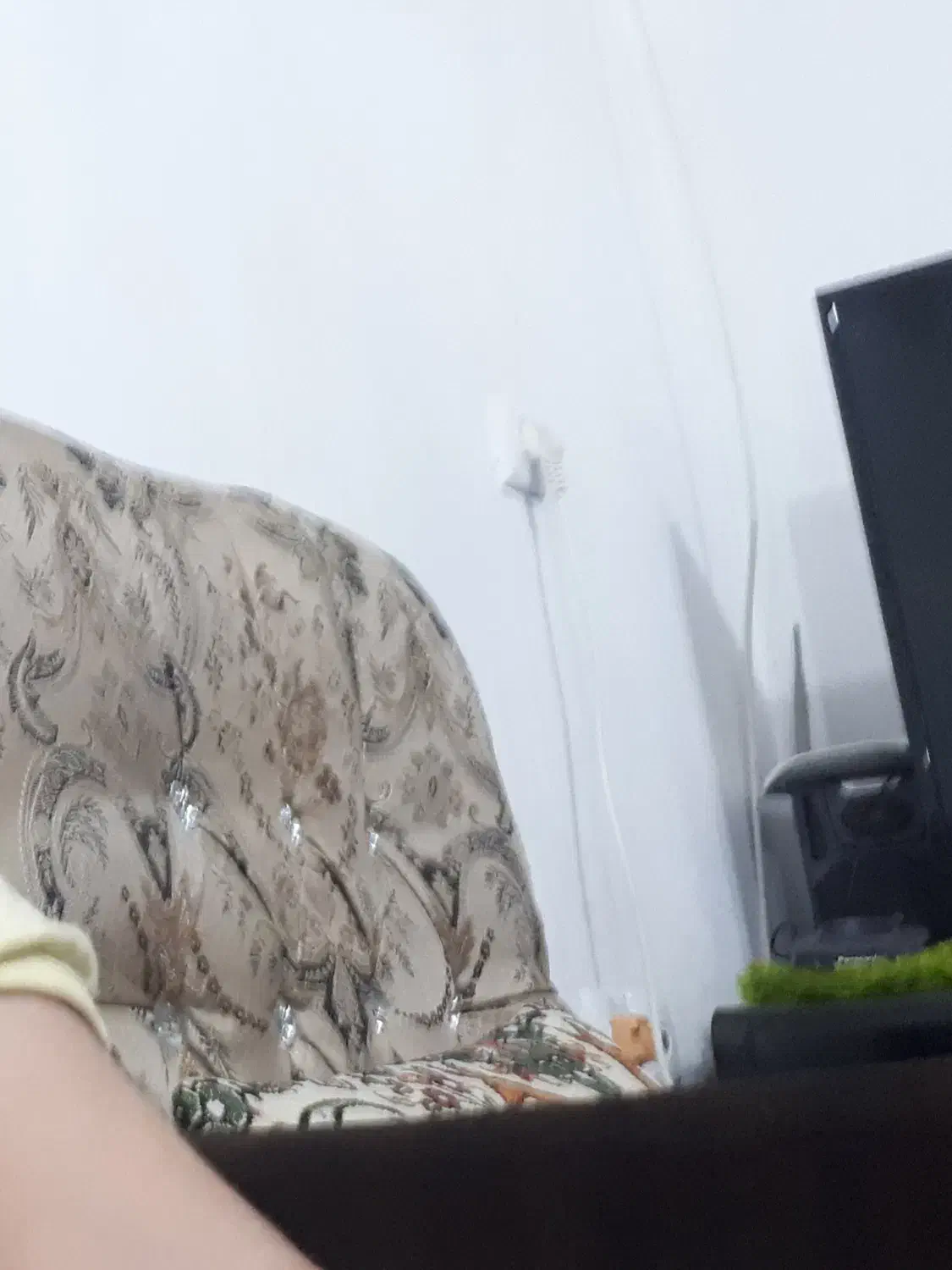 فروش مبل هفت نفره سالم ب میز ت تلوزیون هم هست|مبلمان خانگی و میز عسلی|تالش, هشتپر|دیوار