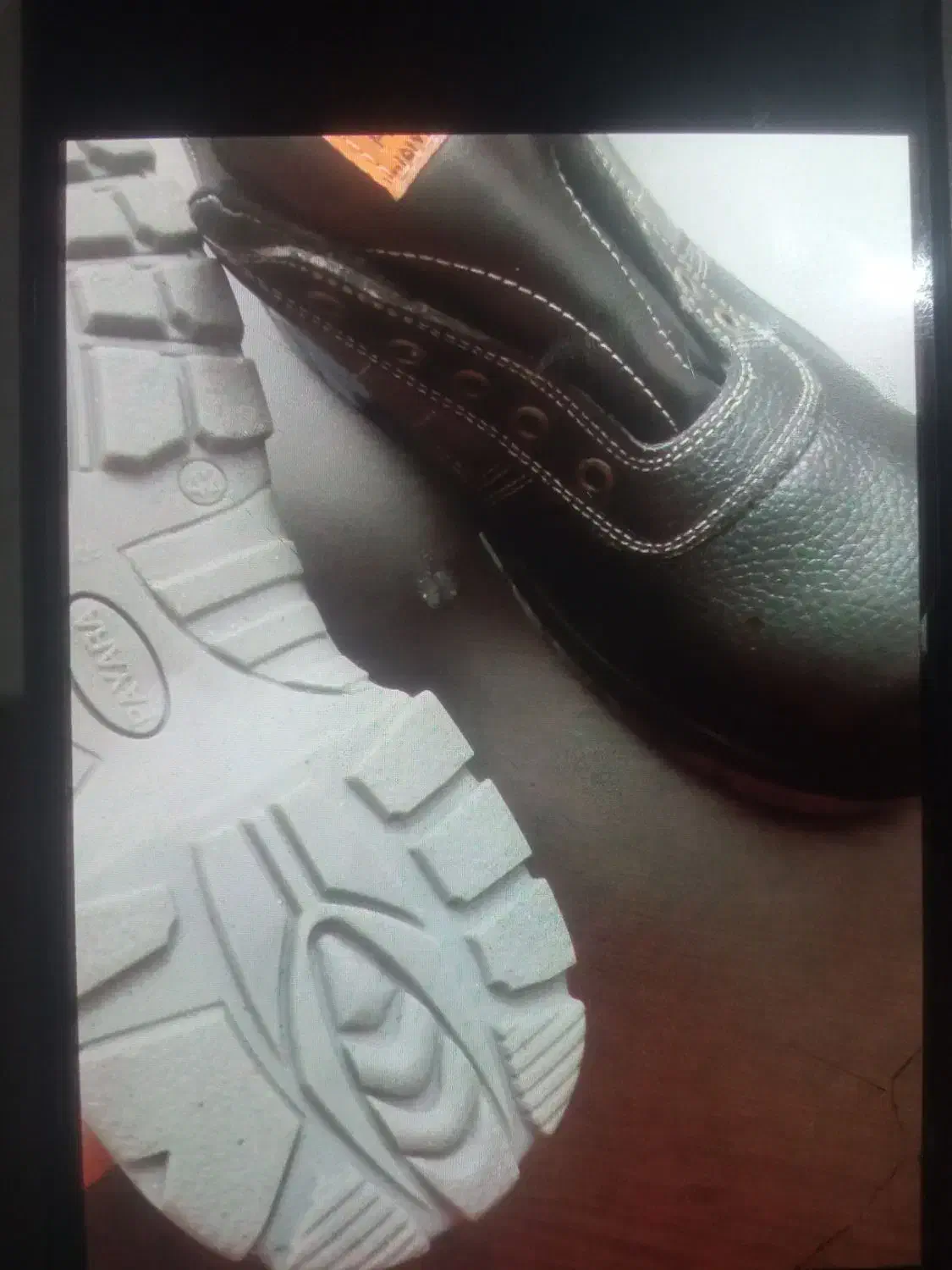 کفش کار|کیف، کفش، کمربند|برخوار, |دیوار