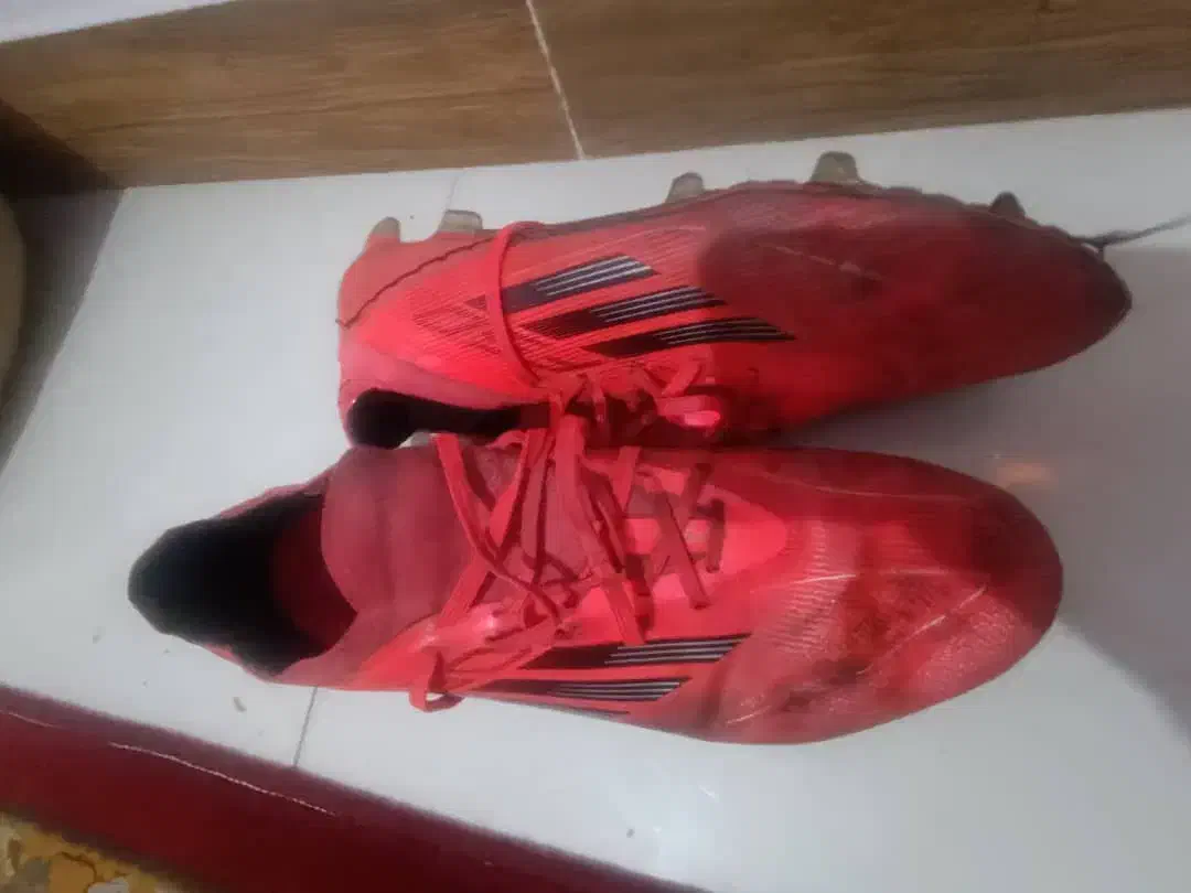 کفش استوک فوتبال|کیف، کفش، کمربند|پرند, فاز ۴|دیوار