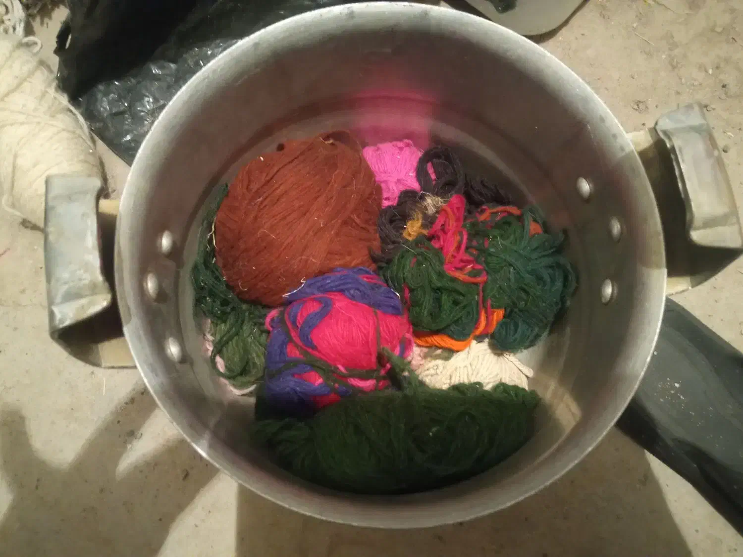 تعدادی نخ برای بافت قالیچه|لوازم خیاطی و بافتنی|بیرجند, |دیوار