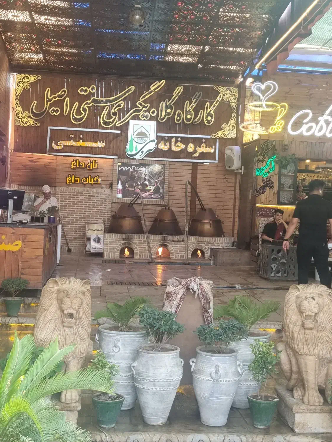 کار در گلاب فروشی|استخدام خدمات فروشگاه و رستوران|کاشان, فین کوچک|دیوار