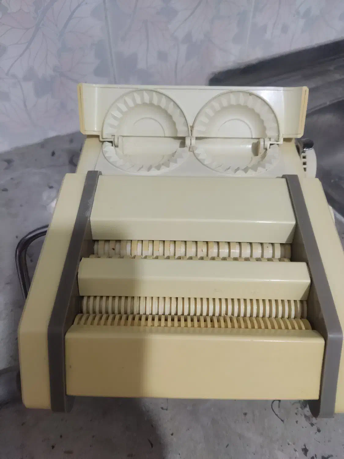 دستگاه خارجی رشته زن . خمیر گیر ساندویچ و شیرینی|ظروف پخت‌وپز|یزد, |دیوار