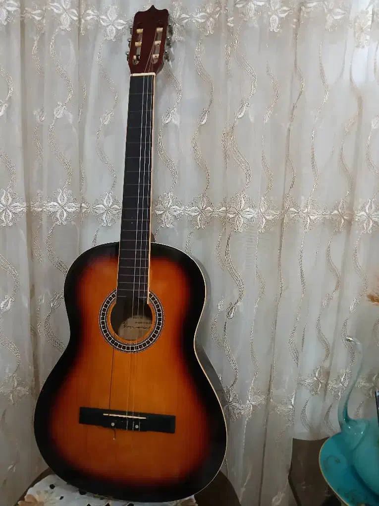 گیتار گونزالس اسپانیایی|گیتار، بیس، امپلیفایر|رشت, سیا اسطلخ|دیوار