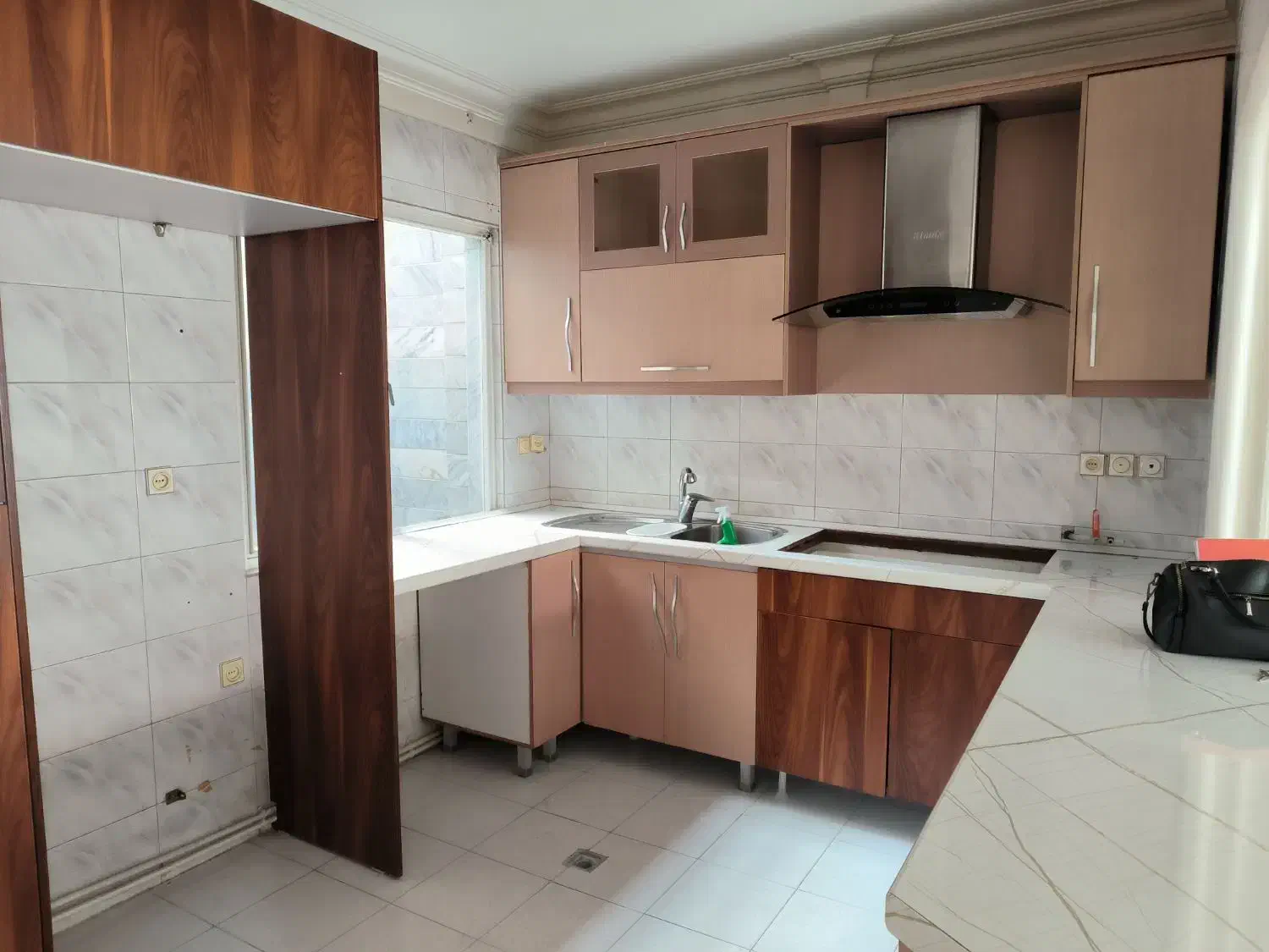 آپارتمان فلکه اول ۱۰۰ متر دو خواب شیک غرق نور