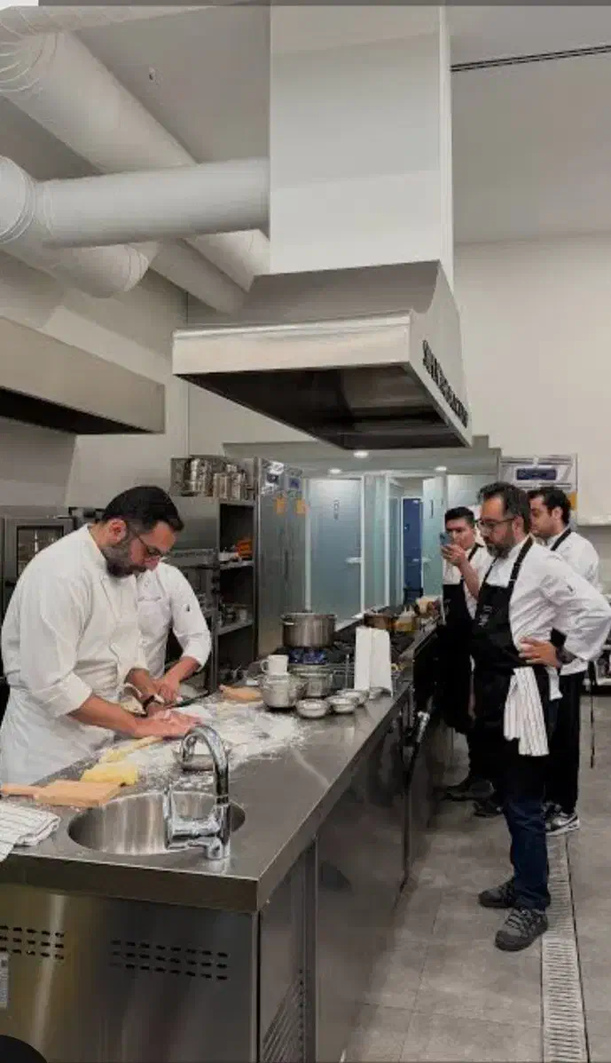 استخدام سر اشپز آقا و خانم . نیروی خدماتی خانم|استخدام خدمات فروشگاه و رستوران|کاشان, زیدی|دیوار