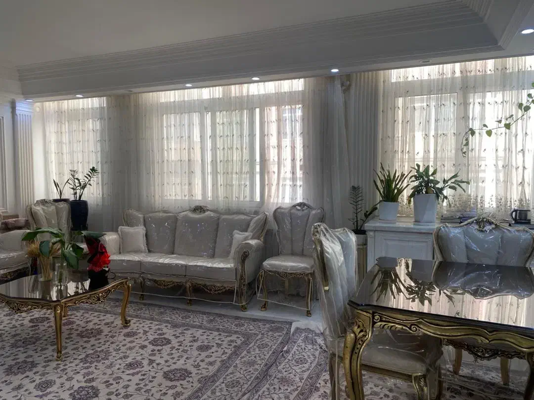 ۱۶۲ متر ۳ خواب / طبقه ۴ / فول /  رو بروی پارک لاله