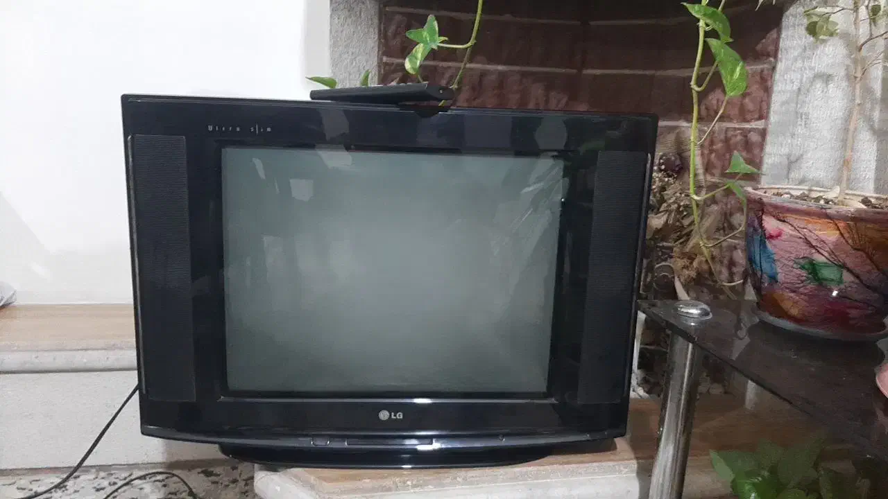 ۲۱ اینچ صفحه تخت LG بشرط سالم بودن|تلویزیون و پروژکتور|بجنورد, |دیوار