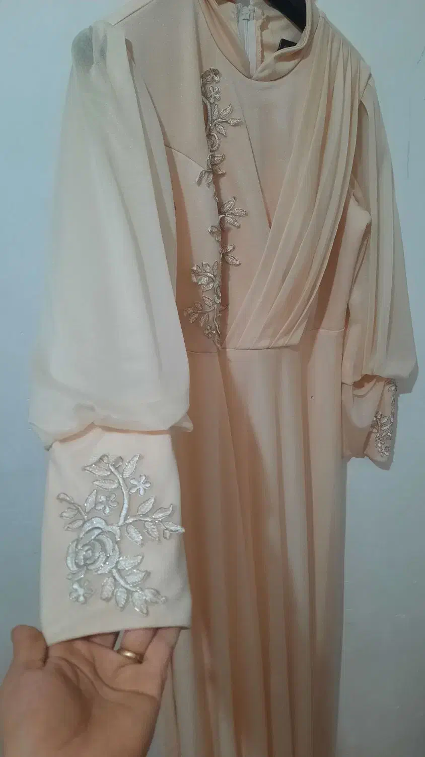 تعدادی  لباس مجلسی|لباس|کبودرآهنگ, |دیوار