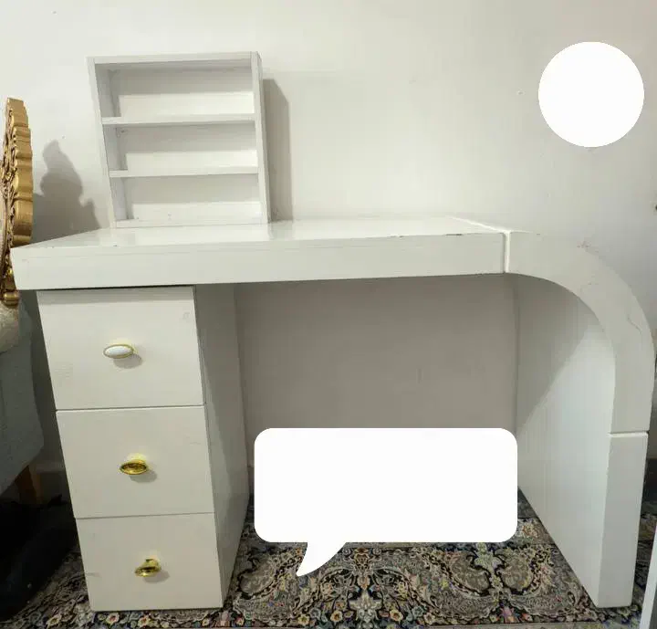 میز ناخن مینیمال سفید و پارتیشن در حد نو|آرایشگاه و سالنهای زیبایی|جیرفت, |دیوار