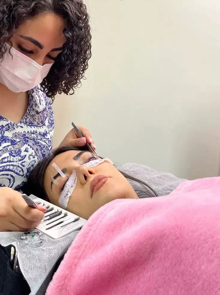 خدمات و آموزش تخصصی اکستنشن و لیفت و لمنیت مژه|خدمات آرایشگری و زیبایی|خمینی‌شهر, |دیوار