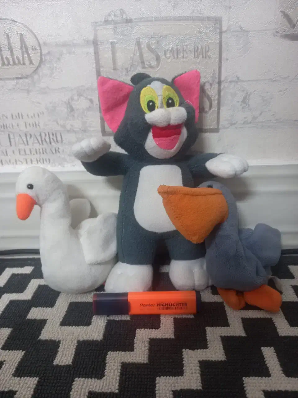 تعداد محدودی عروسک|اسباب‌‌بازی|بابل, |دیوار