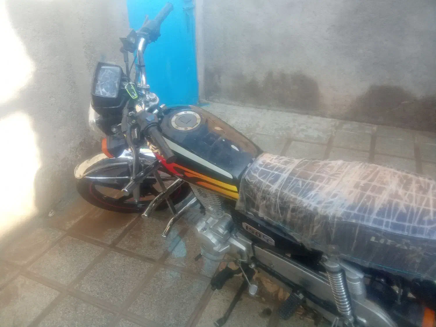 لیفان 1402|موتورسیکلت|میان ولایت, |دیوار