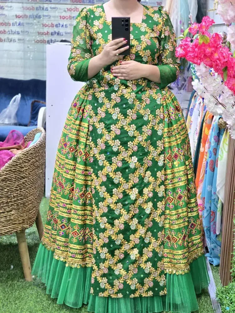 تعدادی لباس|لباس|دوگنبدان, |دیوار