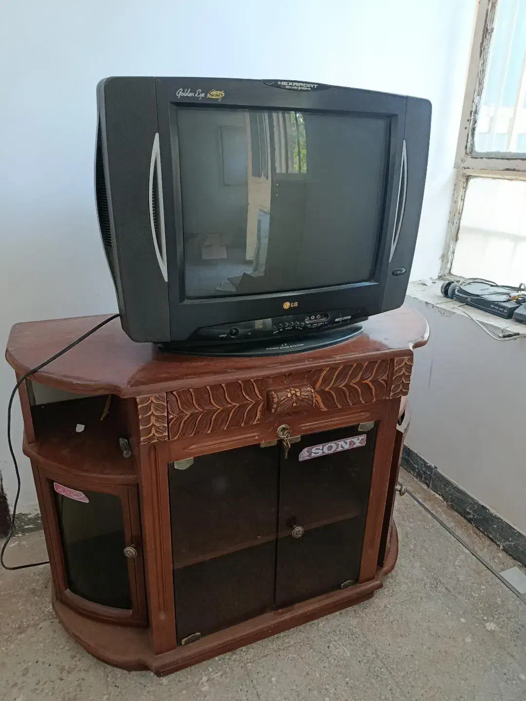 تلویزیون LGبه همراه دیجیتال و میز چوبی|تلویزیون و پروژکتور|بیرجند, |دیوار