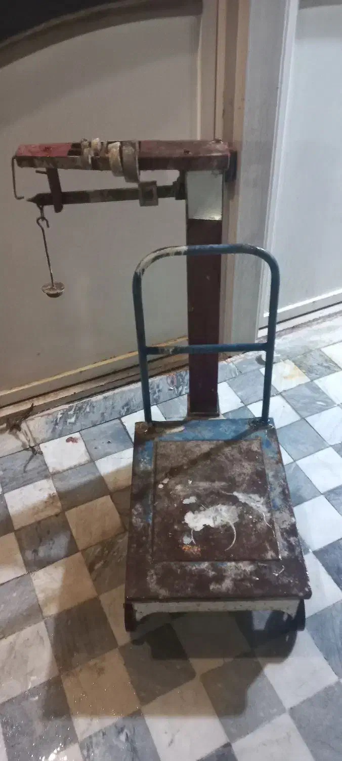 باسکول ۲۰۰ کیلویی قدیمی|ابزارآلات|قم, طلاب غیر ایرانی|دیوار