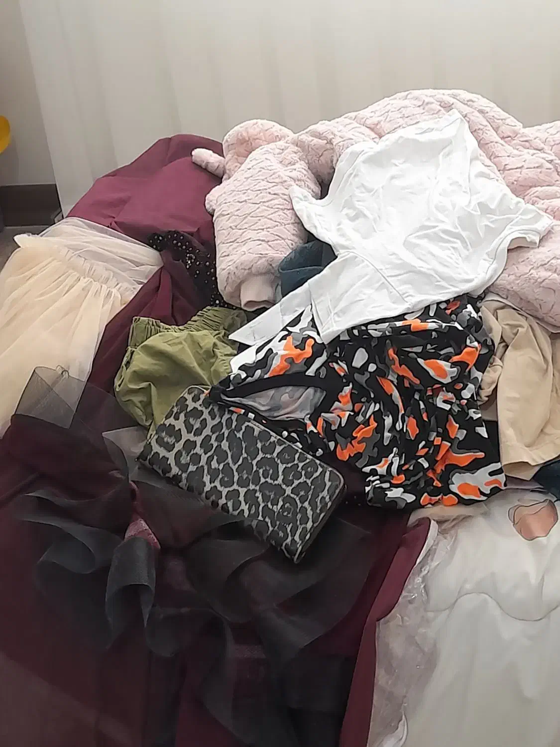 تعداد زیادی لباس حراج|لباس|فردیس, منظریه|دیوار