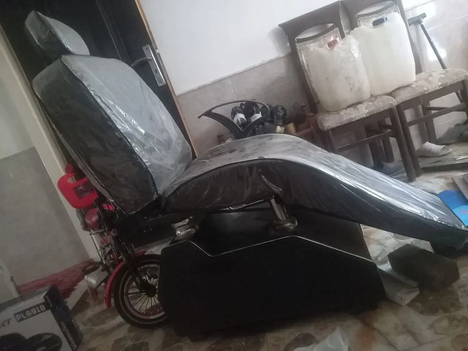 صندلی اصلاح نو|آرایشگاه و سالن‌های زیبایی|کاشان, کارگر|دیوار