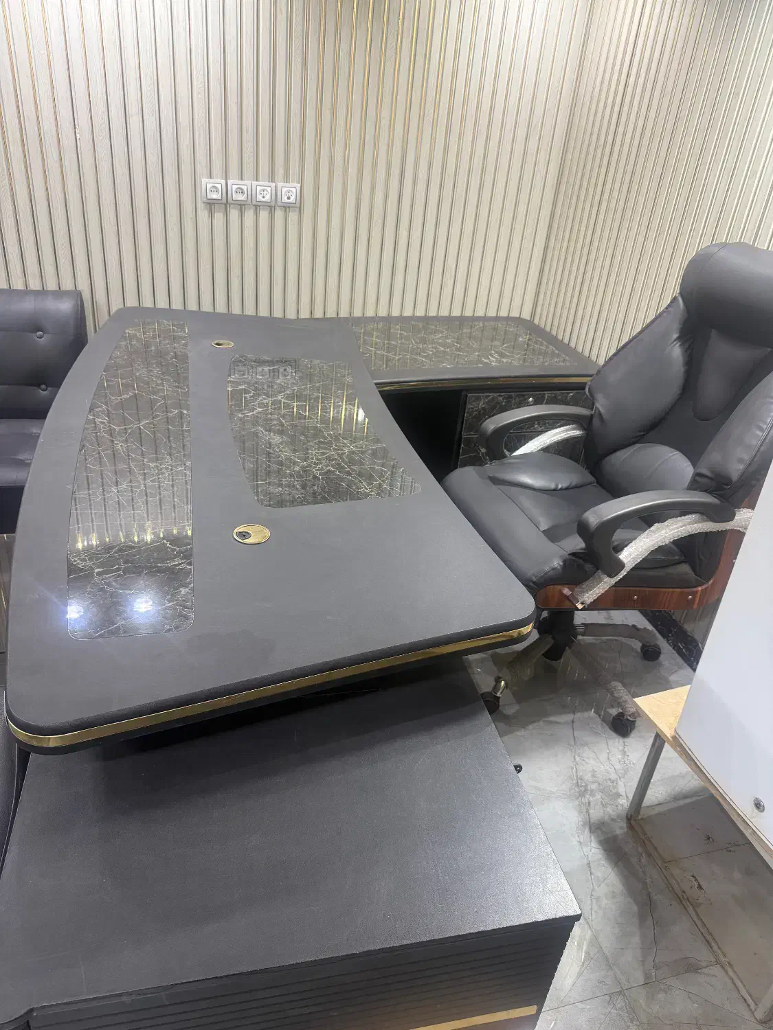 میز مدریت املاک و مبلمان کنفرانس|دفتر کار|صدرا-فارس, فاز ۱|دیوار