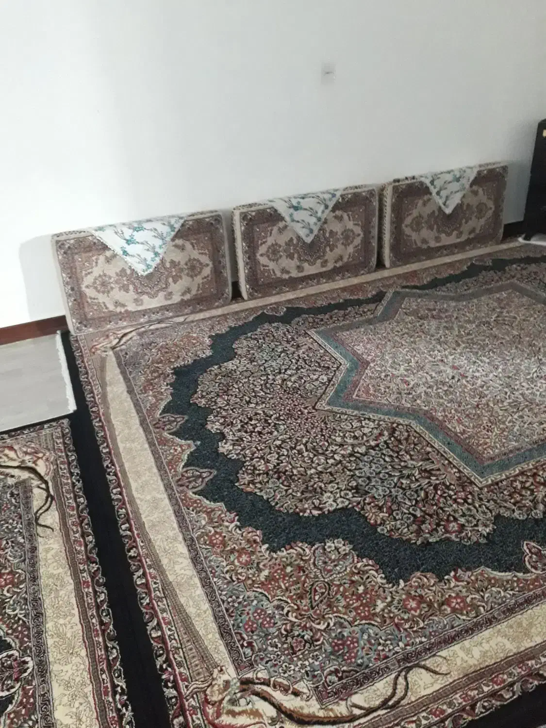 فرش ۹ متری و پشتی کاملا سالم|فرش|قروه, |دیوار