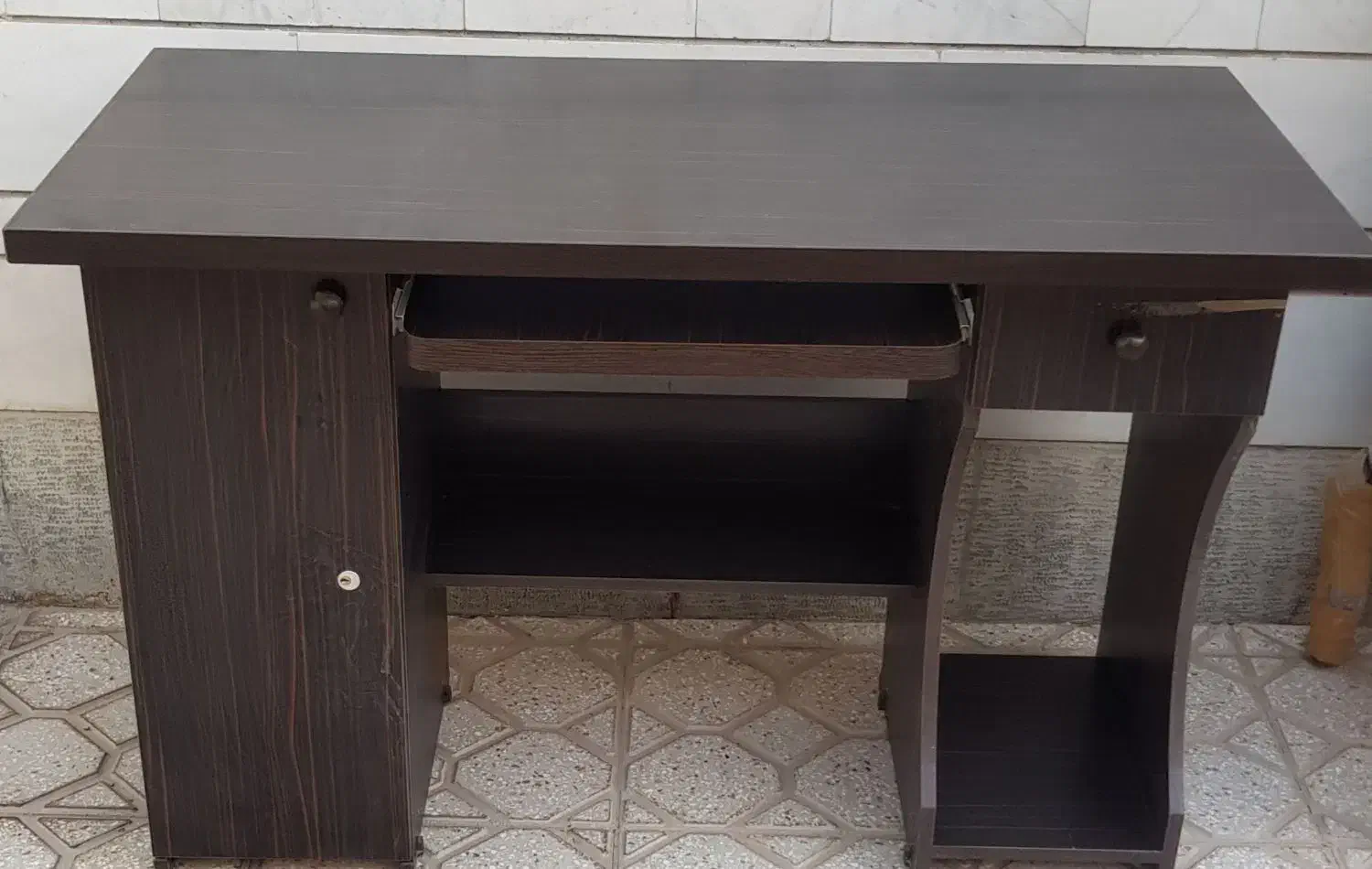 میز تحریر|میز تحریر و کامپیوتر|اصفهان, بهارستان (مخابرات)|دیوار