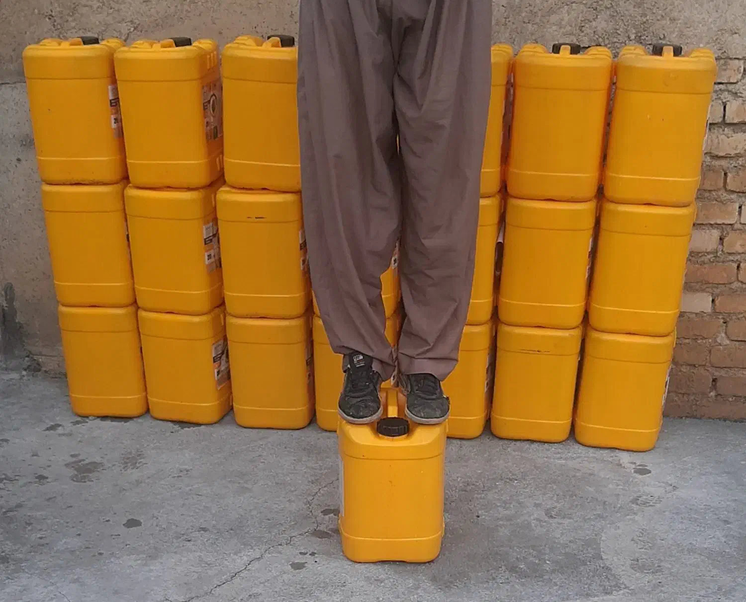 گالون بیست لیتری|ظروف نگهدارنده، پلاستیکی، یک‌بارمصرف|گوآور, |دیوار