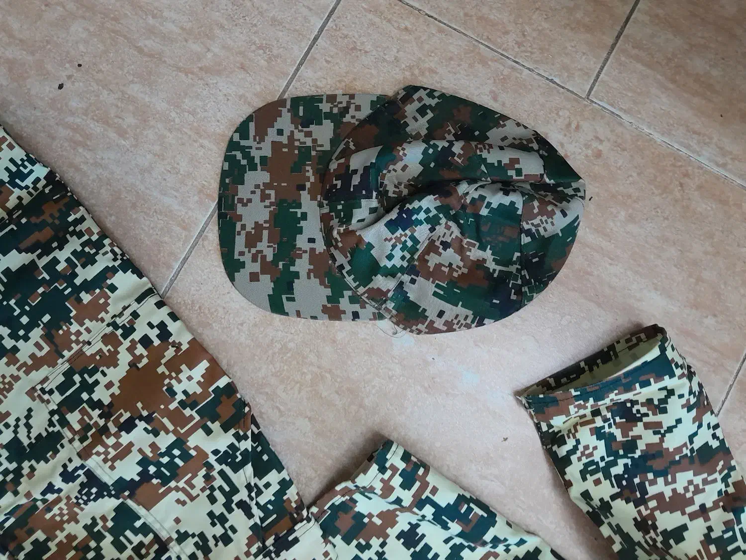 لباس ارتشی|لباس|آمل, |دیوار