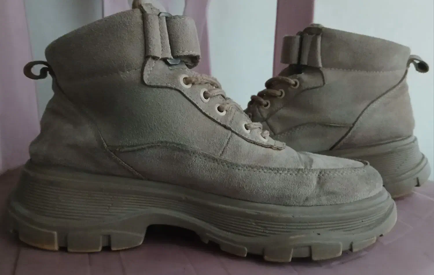 نیم بوت|کیف، کفش، کمربند|بابل, |دیوار