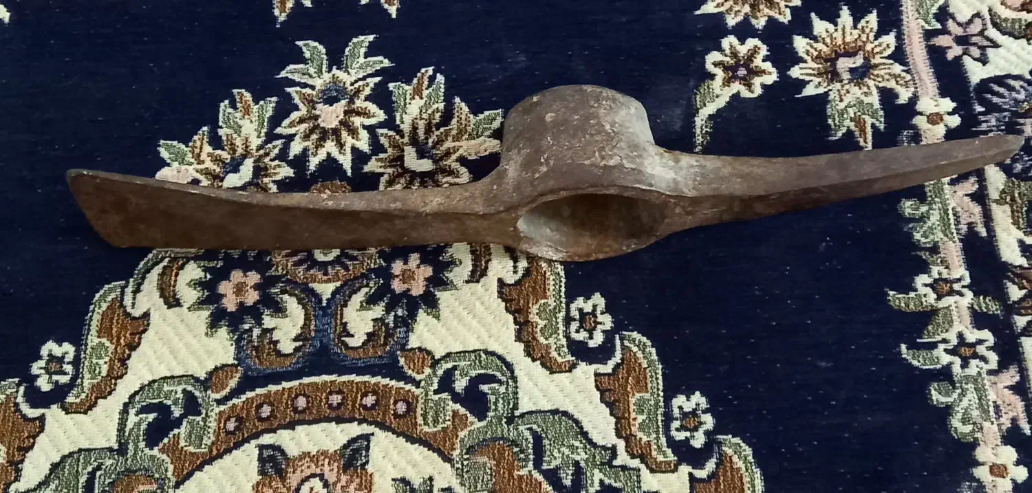 کلنگ قدیمی|ابزارآلات|قم, امامزاده ابراهیم|دیوار