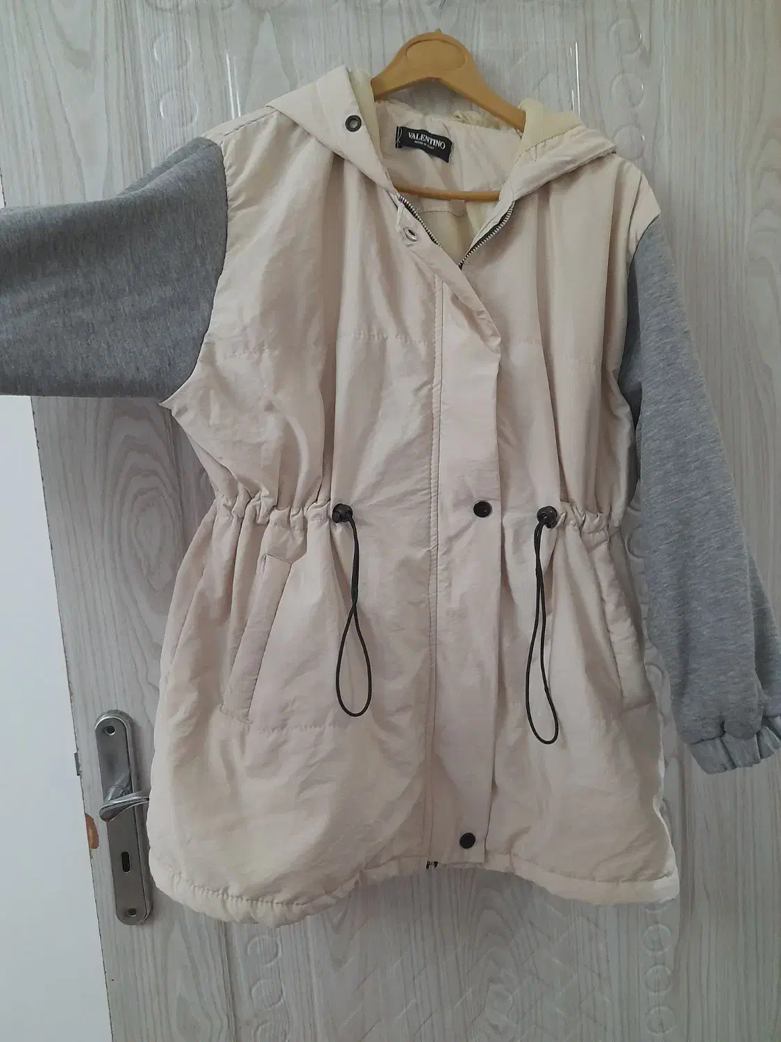 کاپشن|لباس|رشت, باهنر|دیوار