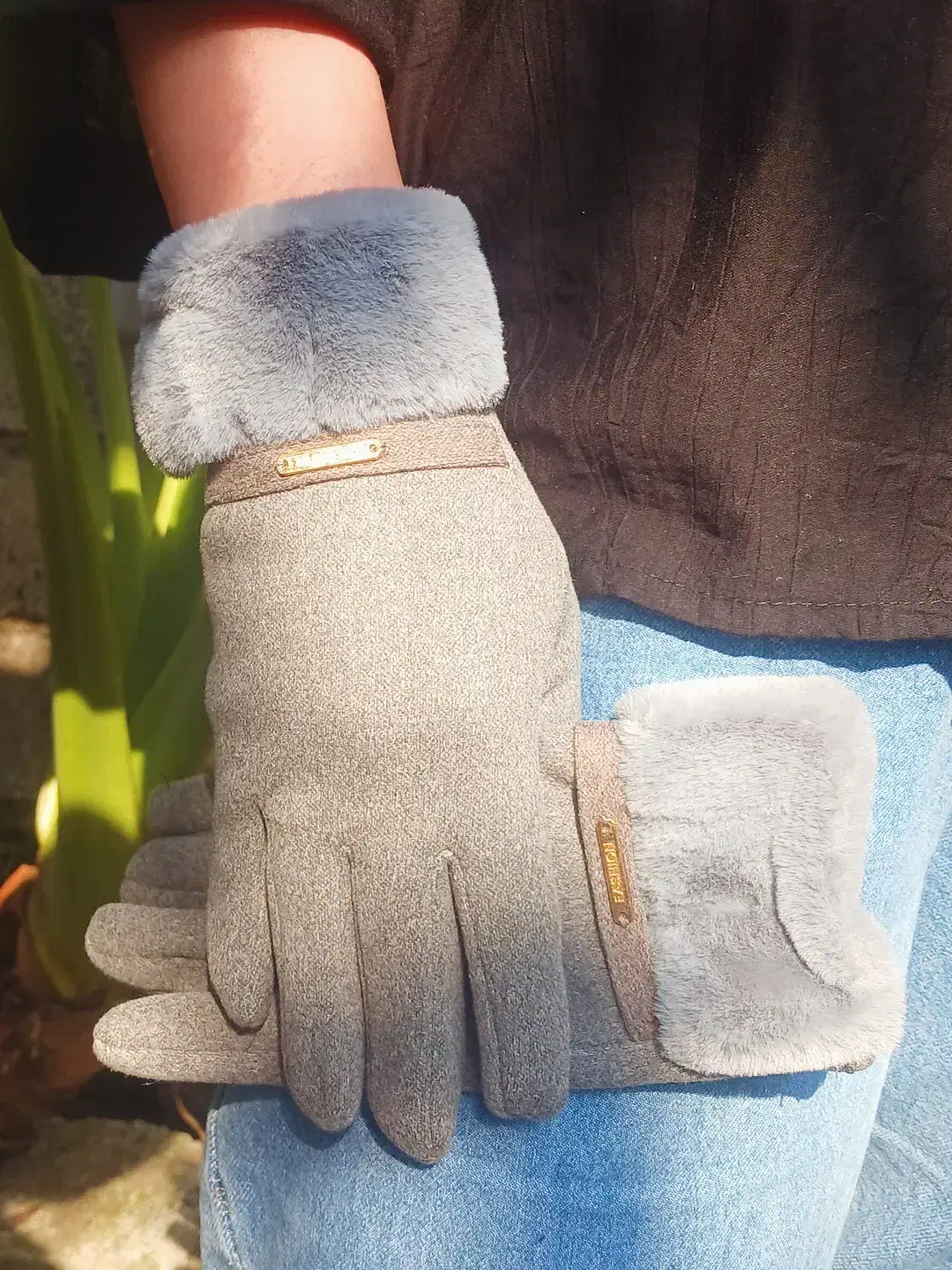 دستکش خزدار|لباس|رشت, کوی یخ|دیوار